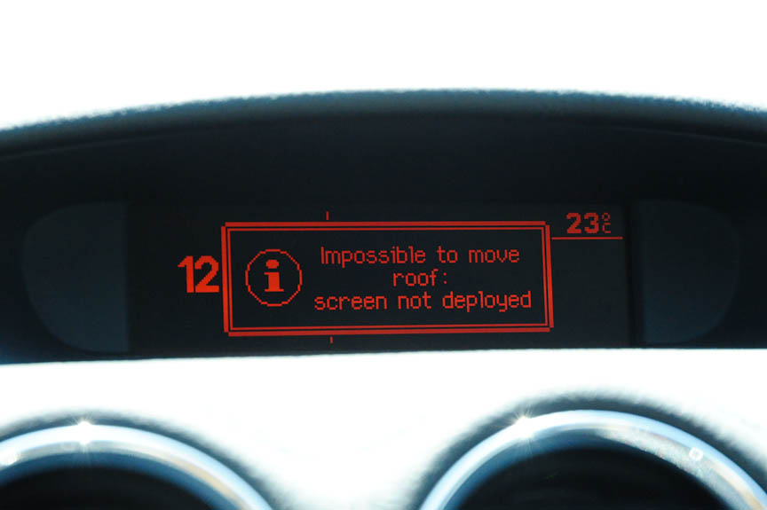 トランクルーム内のスクリーンがセットされていないときにルーフを閉めようとすると、このメッセージが表示される