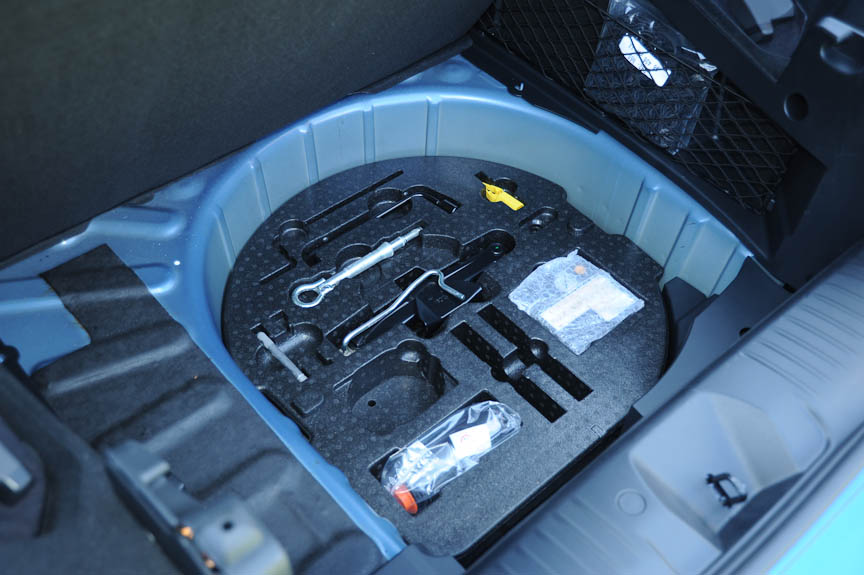 スペアタイヤはなく、パンク修理キットが搭載される。写真右は修理キットに含まれる電動エアコンプレッサー