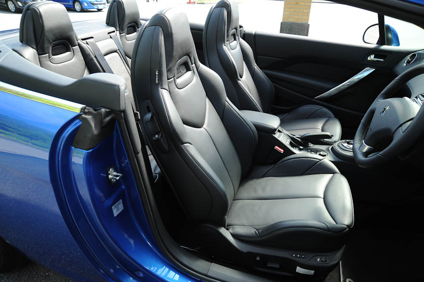 リアヘッドレストの後ろには、転倒時にオートポップアップするロールオーバーバーがある 