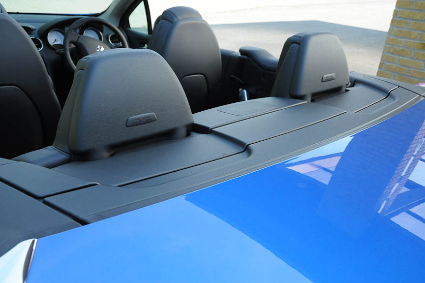 リアヘッドレストの後ろには、転倒時にオートポップアップするロールオーバーバーがある 