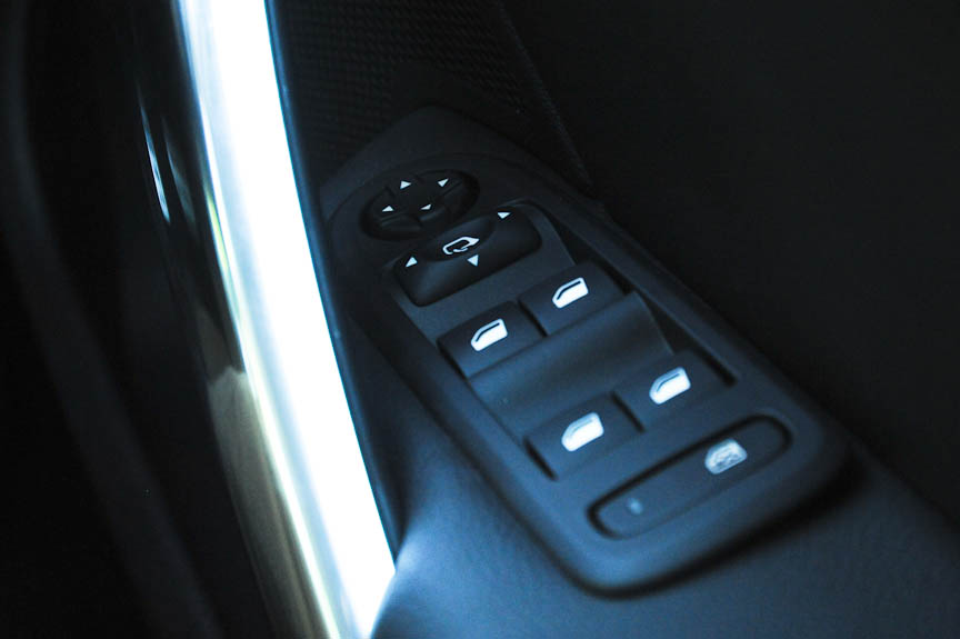 運転席側のパワーウインドースイッチとミラーリモコン