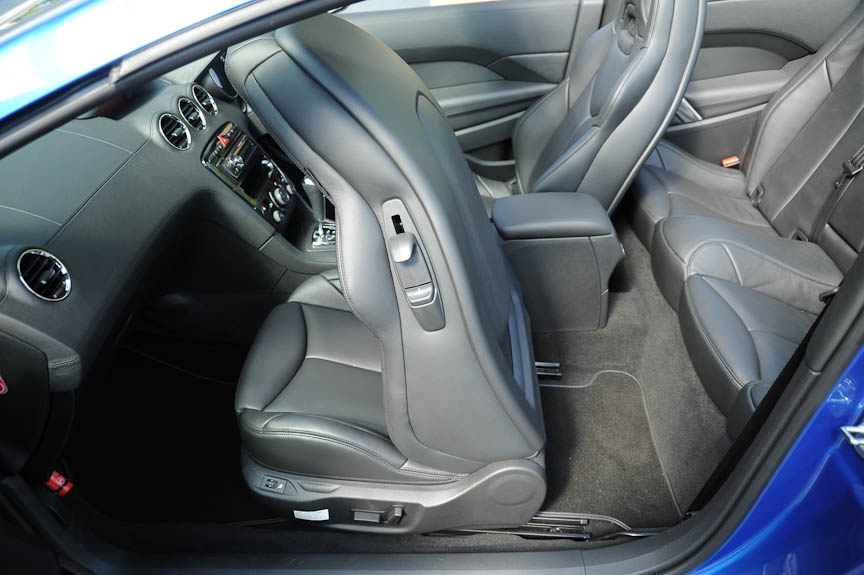 肩のレバーでワンアクションで前席を倒せる。クーペだが4つのシートを備えている。後席の作りはよいが、大人には狭い