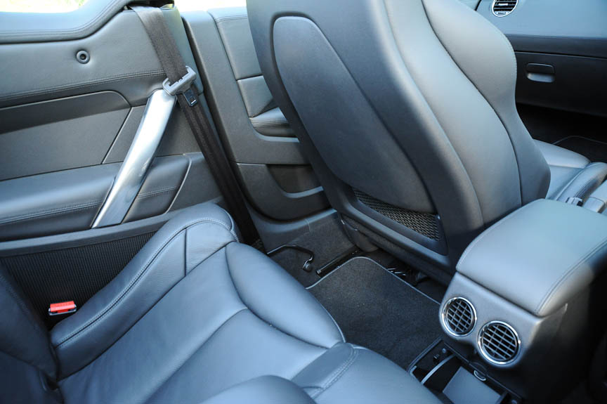 肩のレバーでワンアクションで前席を倒せる。クーペだが4つのシートを備えている。後席の作りはよいが、大人には狭い