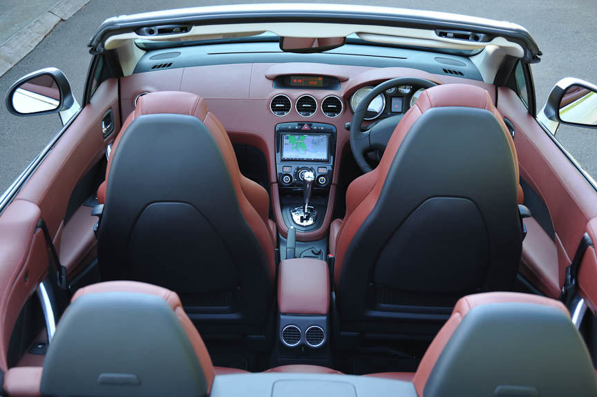 インテグラル・ヴィンテージ・レザー。このほかグレージュ/ラマレザー（白）もある