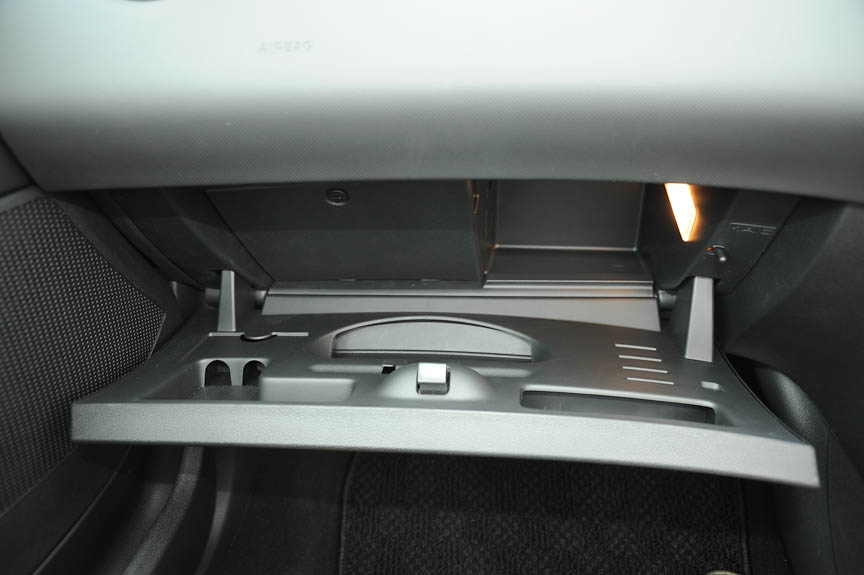 センターアームレストの小物入れとグローブボックスは、集中ドアロックに連動してロックされる。グローブボックスは温冷機能付だが、ヒューズボックスが大きな容積を占める