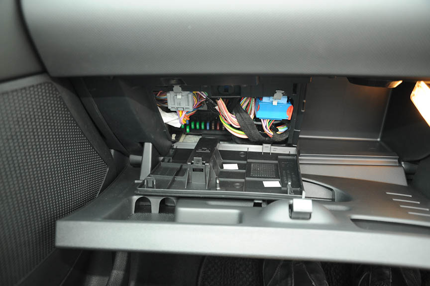センターアームレストの小物入れとグローブボックスは、集中ドアロックに連動してロックされる。グローブボックスは温冷機能付だが、ヒューズボックスが大きな容積を占める