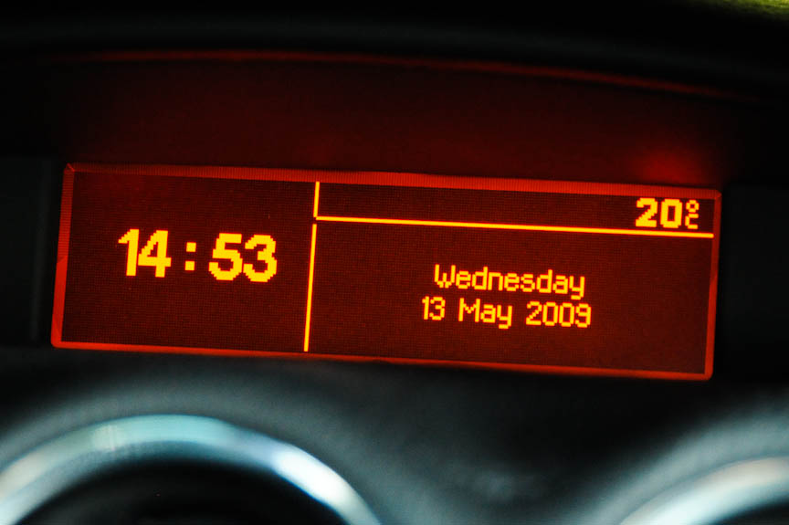 ダッシュボード上部のディスプレイには各種警告のほかフロント／バック・ソナー（標準装備）や車両等の設定画面が表示される