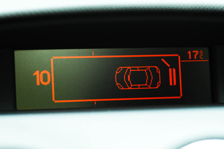 ダッシュボード上部のディスプレイには各種警告のほかフロント／バック・ソナー（標準装備）や車両等の設定画面が表示される