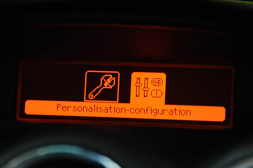 ダッシュボード上部のディスプレイには各種警告のほかフロント／バック・ソナー（標準装備）や車両等の設定画面が表示される