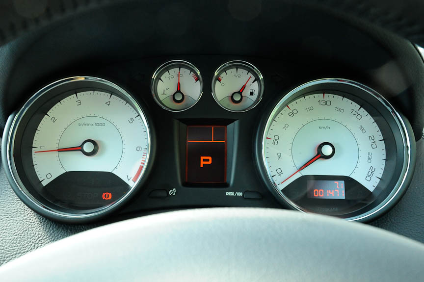 メーターパネルは白だが、数字の配置がハッチバックと異なる（ハッチバックは数字がすべて水平になっている）