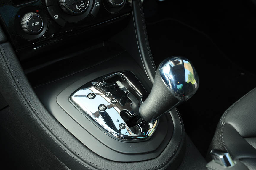4速ATのシフトノブ。トランスミッションはプジョー・シトロエングループが開発したAL4。マニュアルモードもある