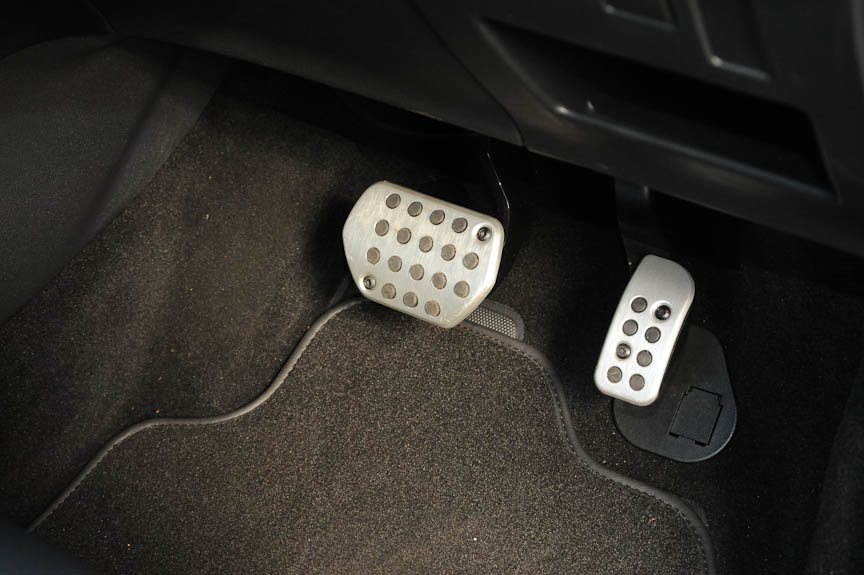 ペダルはアルミ