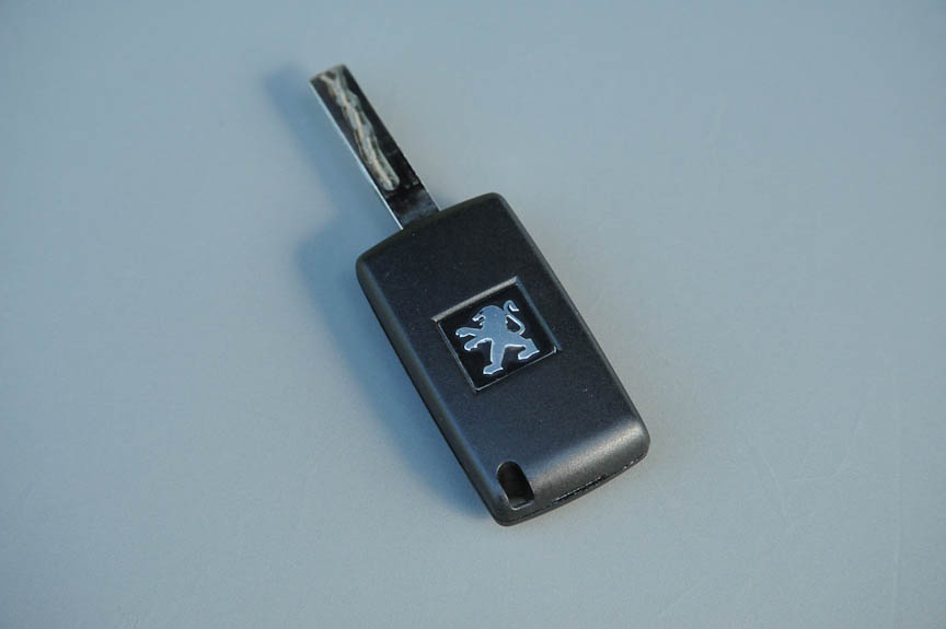 リモコンキーはジャックナイフタイプの内溝式