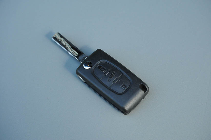 リモコンキーはジャックナイフタイプの内溝式