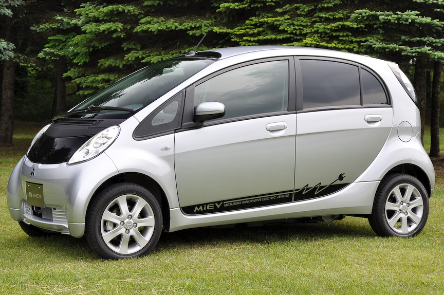 2トーン TYPE Bの「クールシルバーメタリック/ブラックマイカ」。TYPE Bの全3色のうち、このカラーは上品でプレミアムなイメージの配色となる。2003年のフランクフルトモーターショーで出展された、iのコンセプトカーを彷彿とさせるカラーでもある