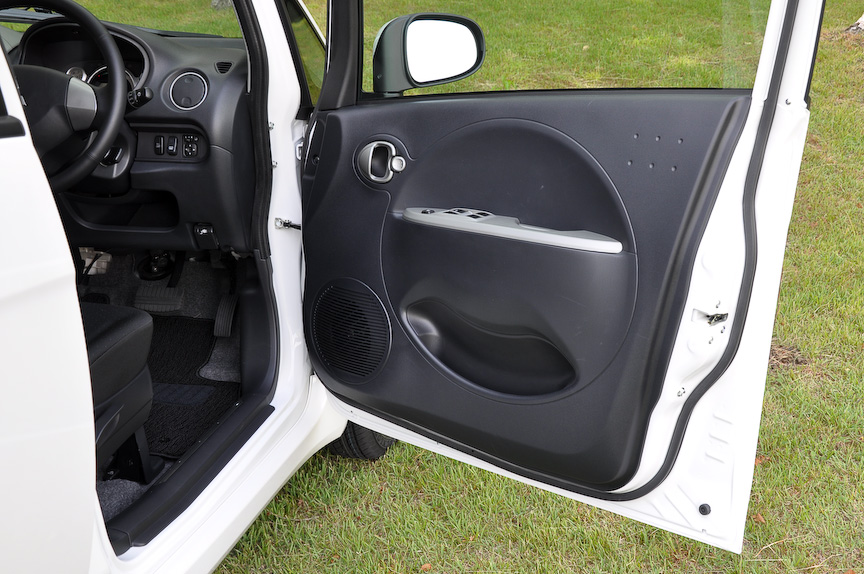 フロントドアトリム（左）とリアドアトリム（右）も、デザインや収納機能はiと同一。i-MiEVでは、前後ドアのパワーウインドースイッチパネルにシルバー塗装を施している