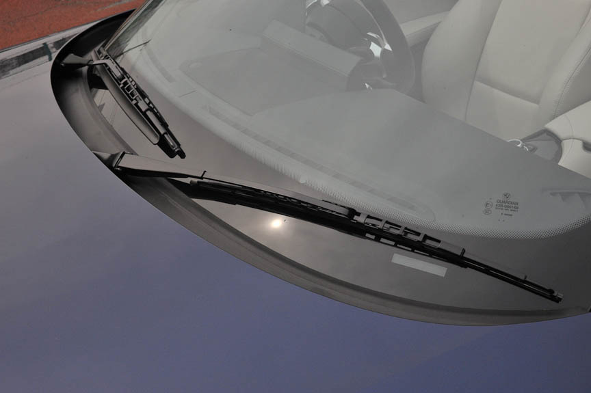 ワイパーはフラットタイプではなくトーナメント式