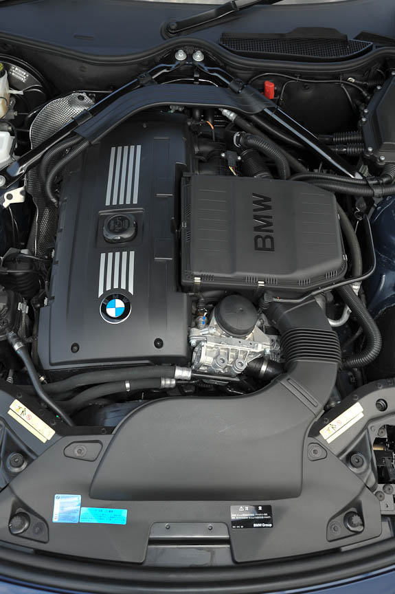 225kW(306PS）、400Nm（40.8kgm）を発生する直列6気筒3リッターツインターボエンジン