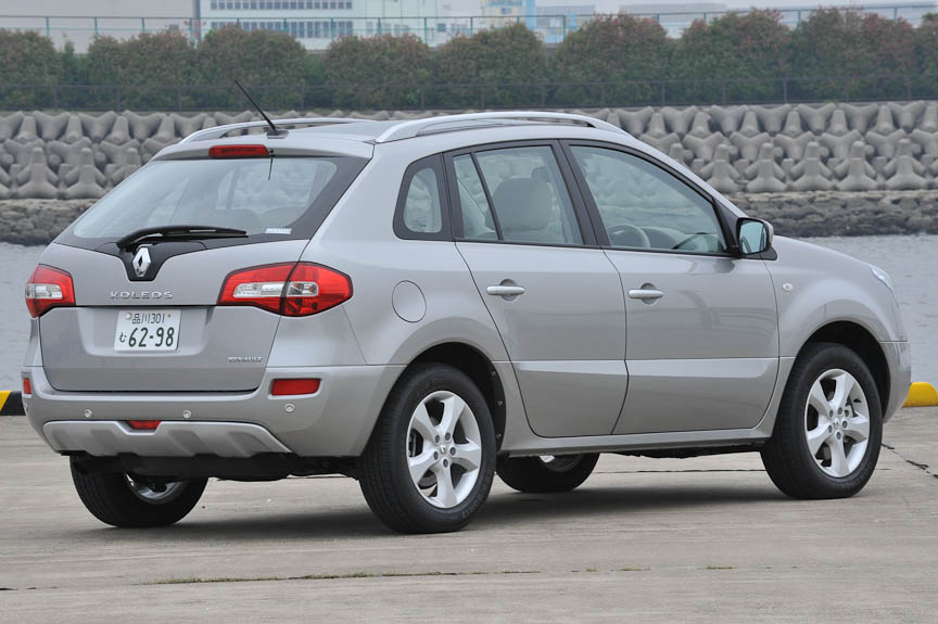 リアガラスを斜めに寝かし、全体に丸みを帯びたソフトな印象を持たせている。後席とリアガラスが濃色ではない点も、明るい印象を受ける