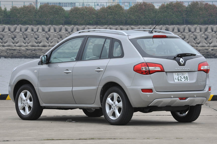 リアガラスを斜めに寝かし、全体に丸みを帯びたソフトな印象を持たせている。後席とリアガラスが濃色ではない点も、明るい印象を受ける