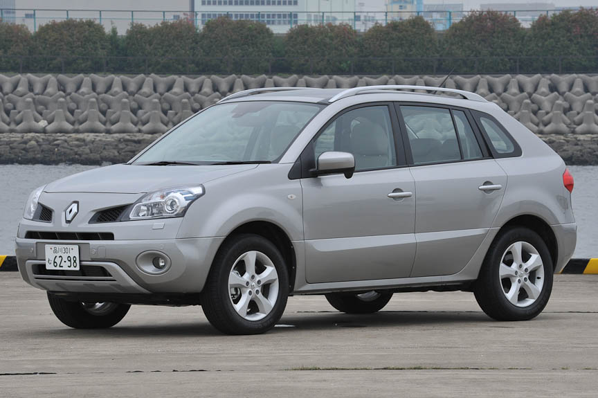 写真はグラスルーフを装備したコレオス・プレミアム グラスルーフ。ルーフレールはコレオス・プレミアムとコレオス・プレミアム グラスルーフのみの装備