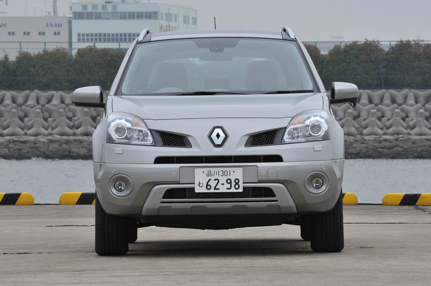 写真はグラスルーフを装備したコレオス・プレミアム グラスルーフ。ルーフレールはコレオス・プレミアムとコレオス・プレミアム グラスルーフのみの装備