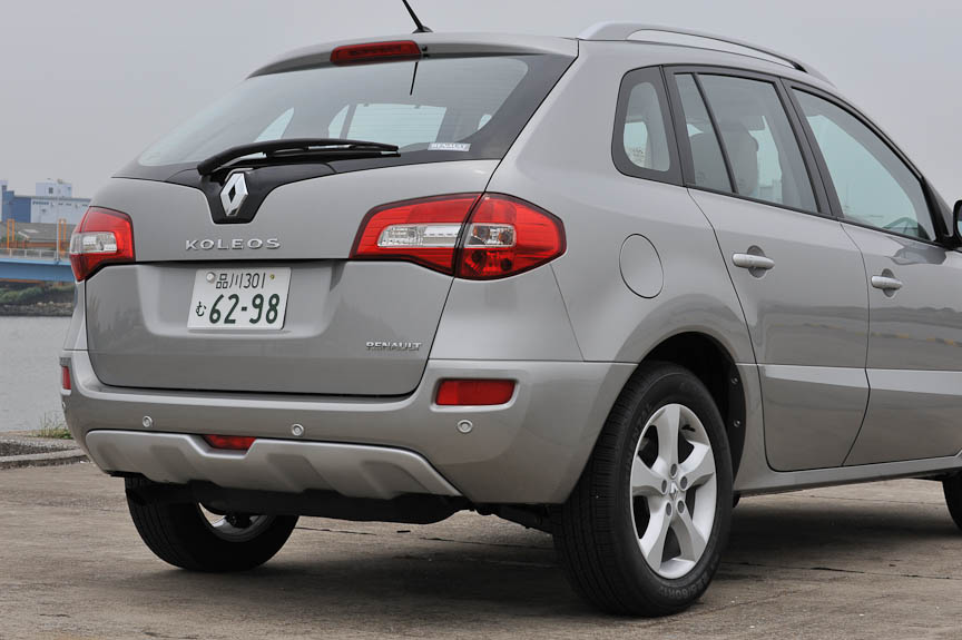 アプローチアングル27度、デバーチャーアングル31度を実現する前後バンパー。リアはマフラーも斜めにカットされている