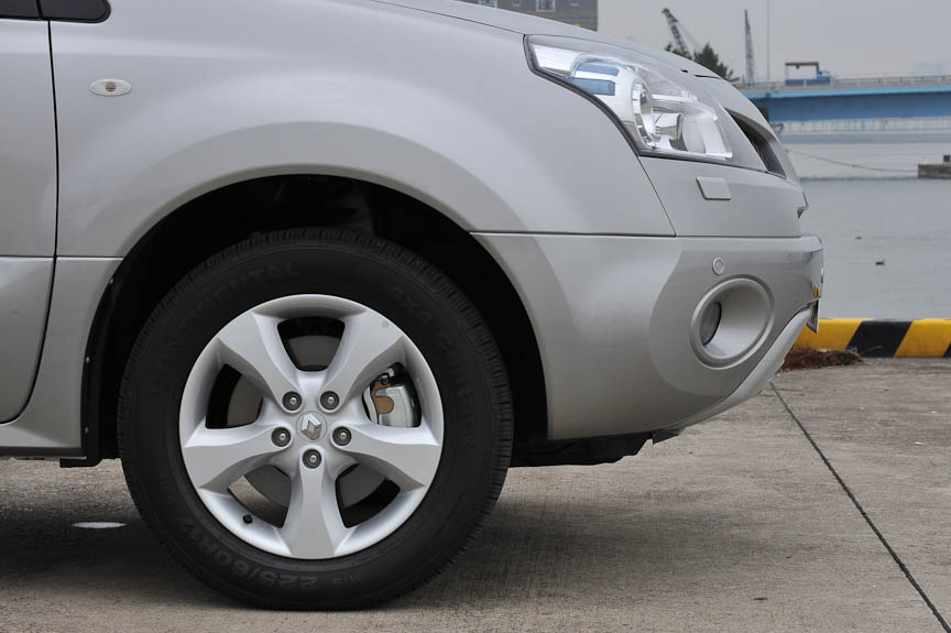 アプローチアングル27度、デバーチャーアングル31度を実現する前後バンパー。リアはマフラーも斜めにカットされている