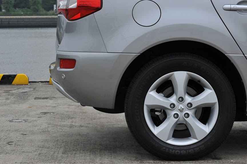 アプローチアングル27度、デバーチャーアングル31度を実現する前後バンパー。リアはマフラーも斜めにカットされている