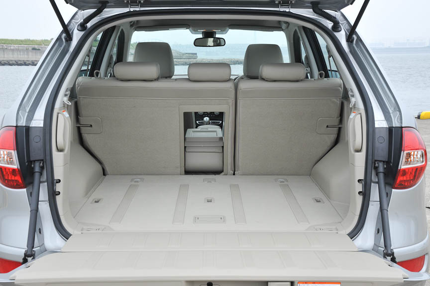 リアのアームレストは収納することもトランクスルーにすることも可能。小物入れとドリンクホルダー機能も装備する