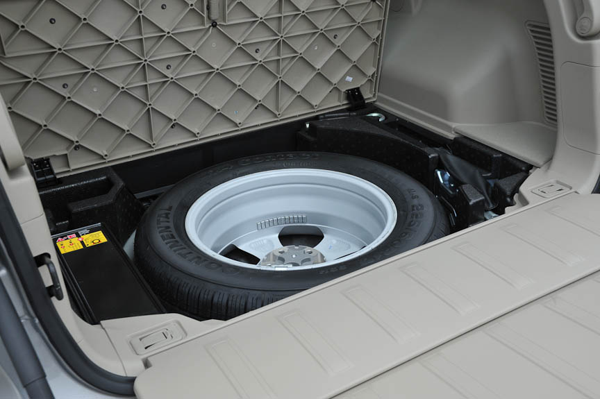 スペアタイヤは同サイズのアルミホイール付き。ラゲッジルームからアクセスする