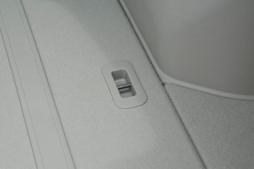 ラゲッジネットを固定するためのフックは左右に4箇所ずつ装備。コレオス・プレミアムにはネットも標準で付属する