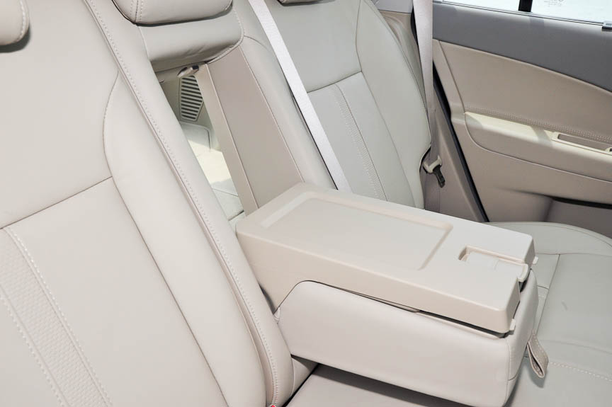 リアのアームレストは収納することもトランクスルーにすることも可能。小物入れとドリンクホルダー機能も装備する