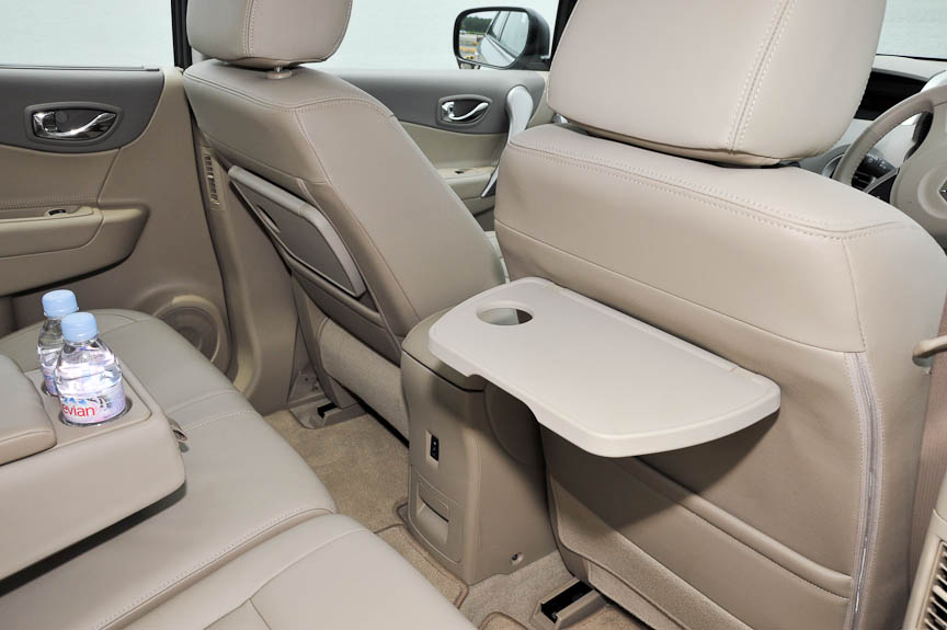 フロントシート背面にはトレイを装備する