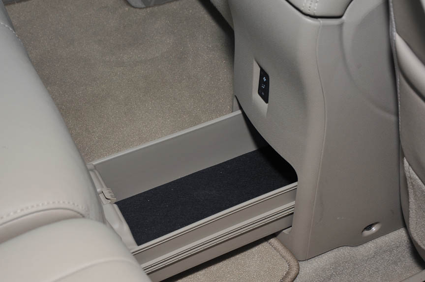 センターコンソール下には後席側に引き出しがある