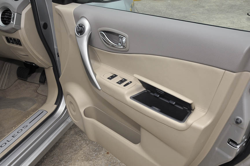 フロントドアにも小物入れがある