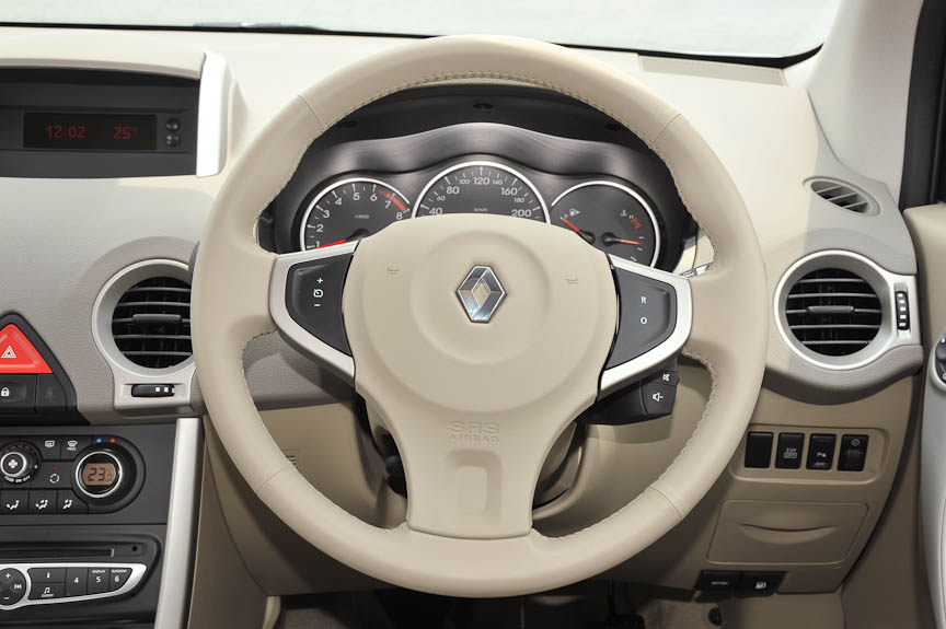 ステアリングは革巻き。シートなどと同色となる