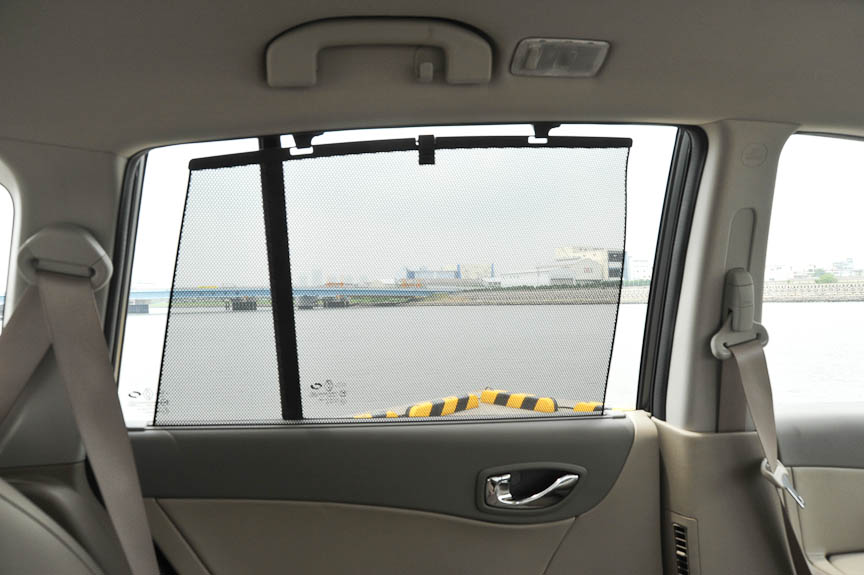 リアドアのガラスには格納式のサンシェードを内蔵している