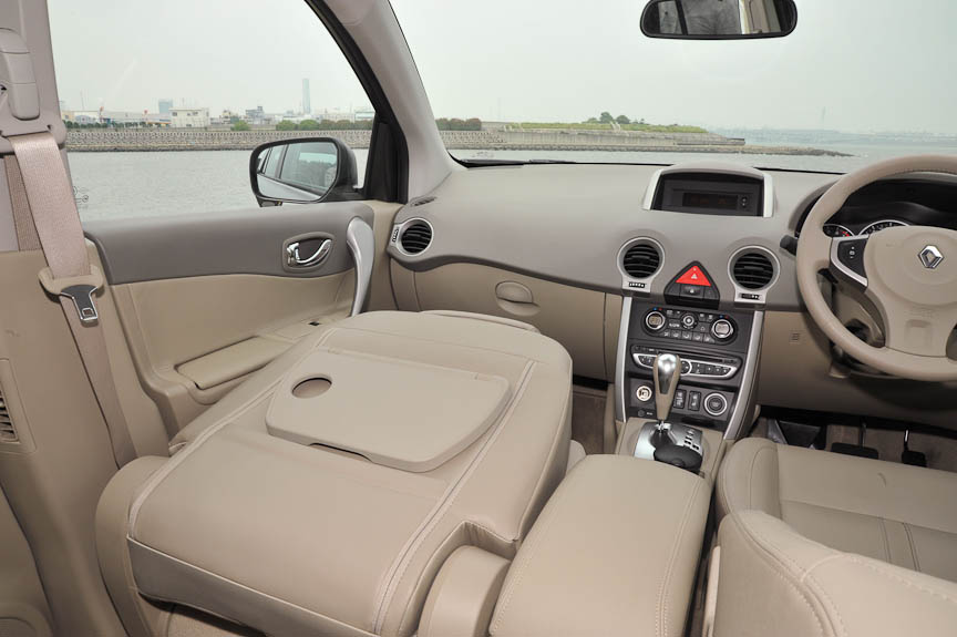 助手席シートのリクライニングは支点が上部にずれている。そのため、前に折りたたむことで、フラットなスペースができる