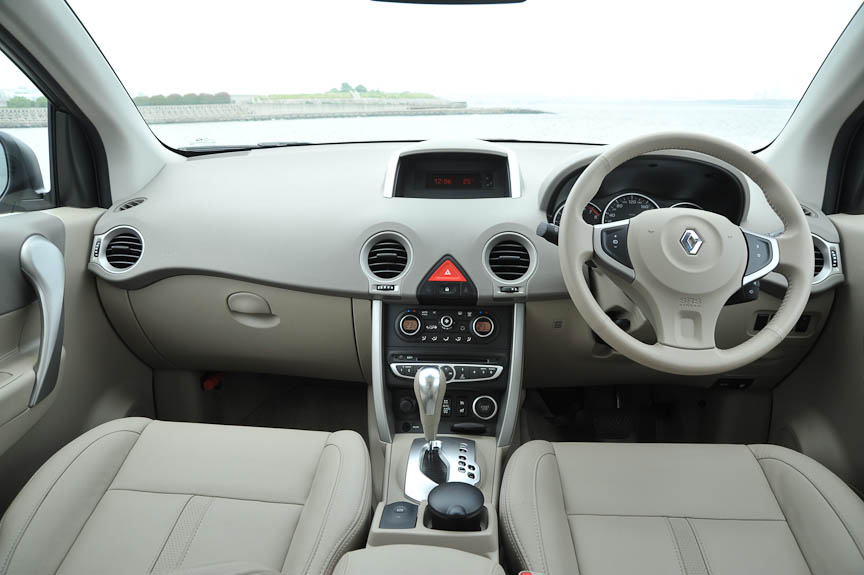 ダッシュボードは波を表現したという曲線デザイン。前方へ傾斜しており、日差しが当たって広く明るく見えるデザイン