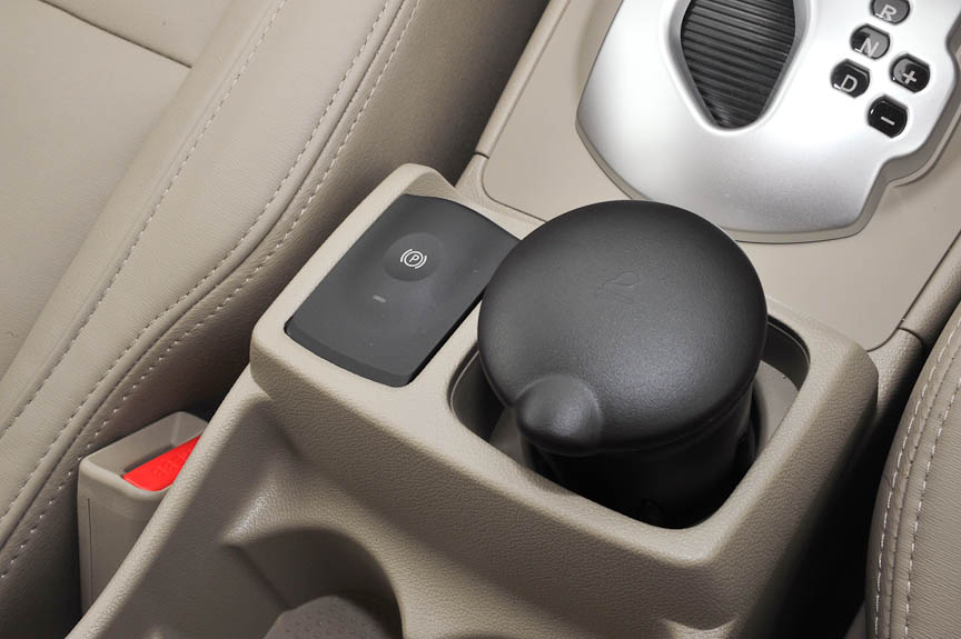 パーキングブレーキは電子スイッチ式で、海外の左ハンドル仕様車と同じく左側に装備。右側の灰皿は取り除けばドリンクホルダーにもなる。海外仕様では、この場所にカーナビのコントローラーが装備されるグレードもある