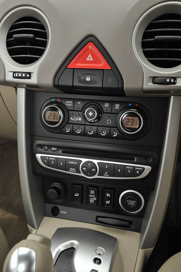 コンソールは空調の操作、オーディオの操作ができ、一番下にキーカードを挿入する口とその上にエンジンスタートのプッシュスイッチがある