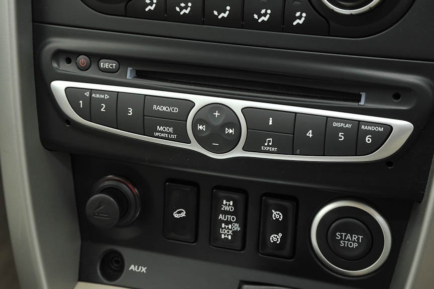 オーディオの操作部分。ラジオの周波数表示などは上部の表示ディスプレイに一括表示する