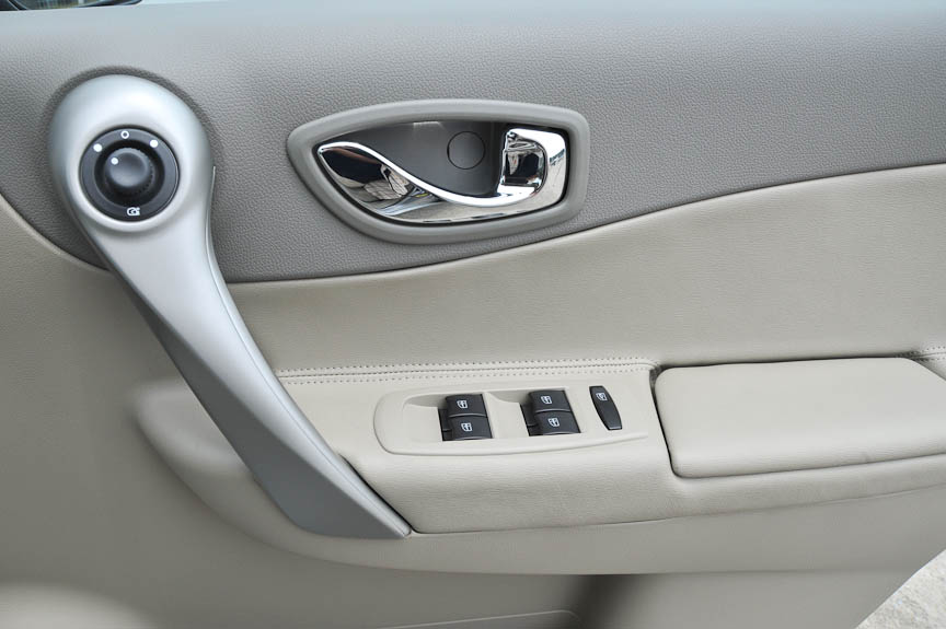 ドアは4枚分のパワーウインドースイッチがある。リモコンミラーの操作部もドアにあり、操作つまみの位置を下にすると電動格納する