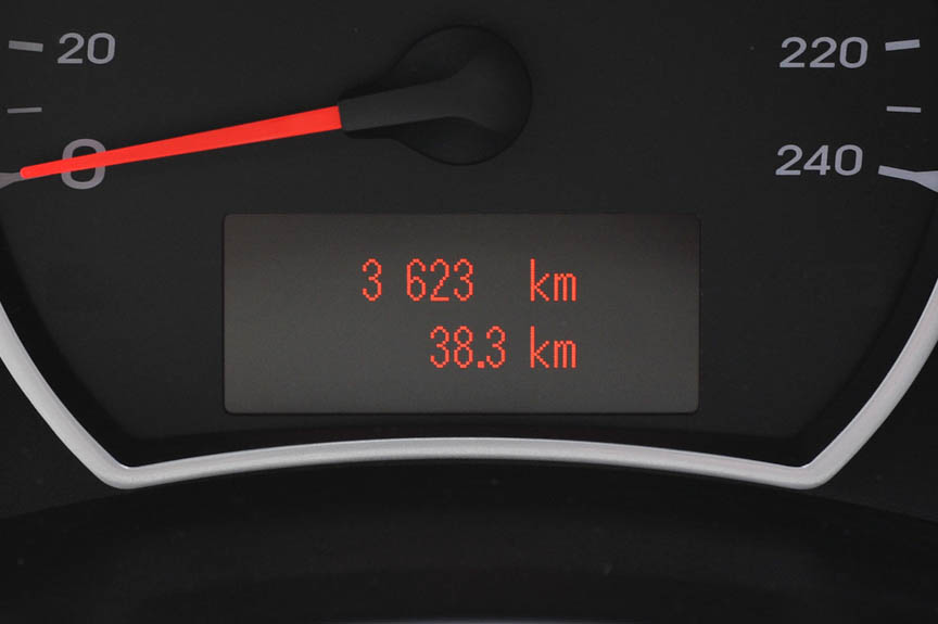 スピードメーター下のディスプレイは、コラムスイッチの先の操作で切り替わる。これはオドメーターとトリップメーター