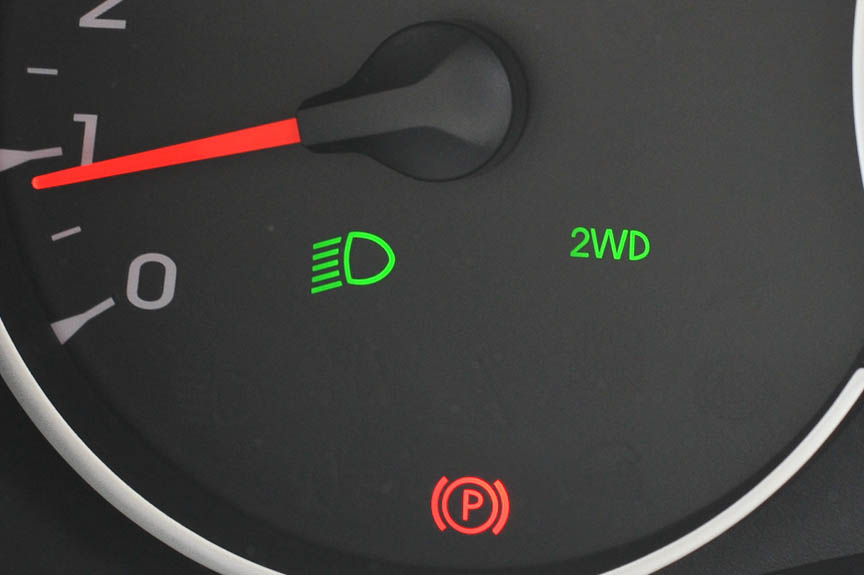 タコメーター下には各種表示が出る。ロービームを点灯、2WDを選び、パーキングブレーキを作動させている状態