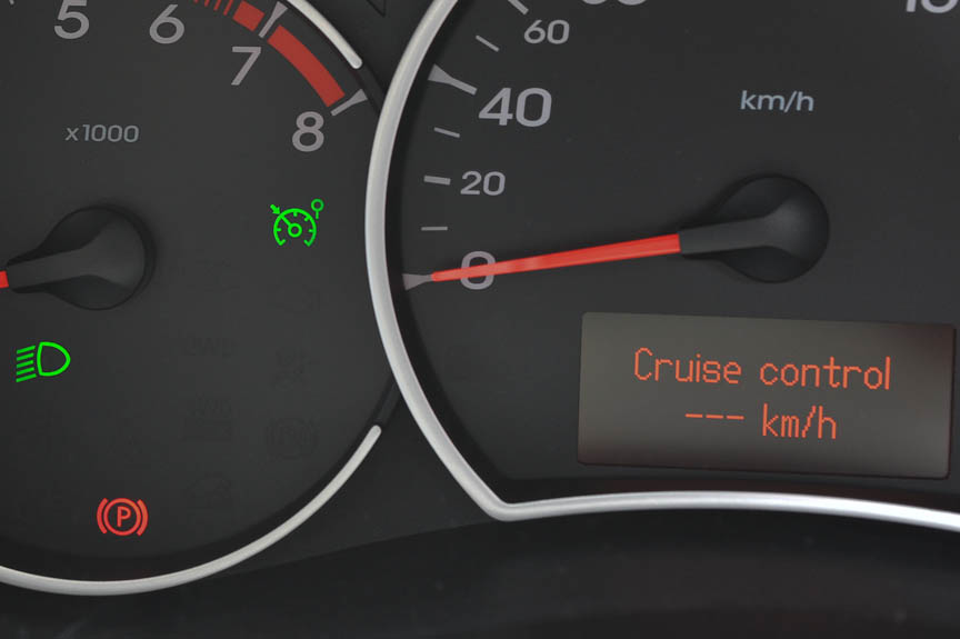 クルーズコントロールをオンにすると緑の表示と設定速度が表示される。操作はステアリングのスイッチで行う