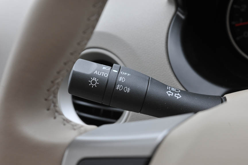 左側のコラムスイッチはウインカーとヘッドライト、前後フォグランプを操作できる。ライトはオートポジションもある