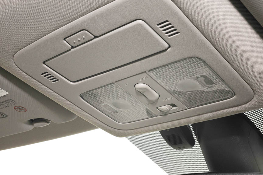 オーバーヘッドコンソールにはリアシートを確認できるミラーが格納されている。グラスルーフの開閉スイッチもここにある