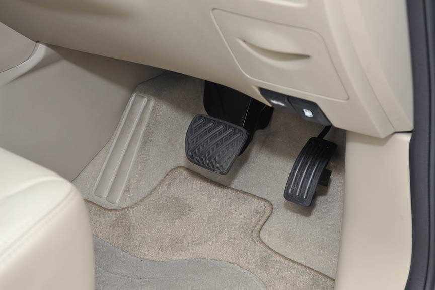 CVTなので2ペダル。フットレストも左側にある